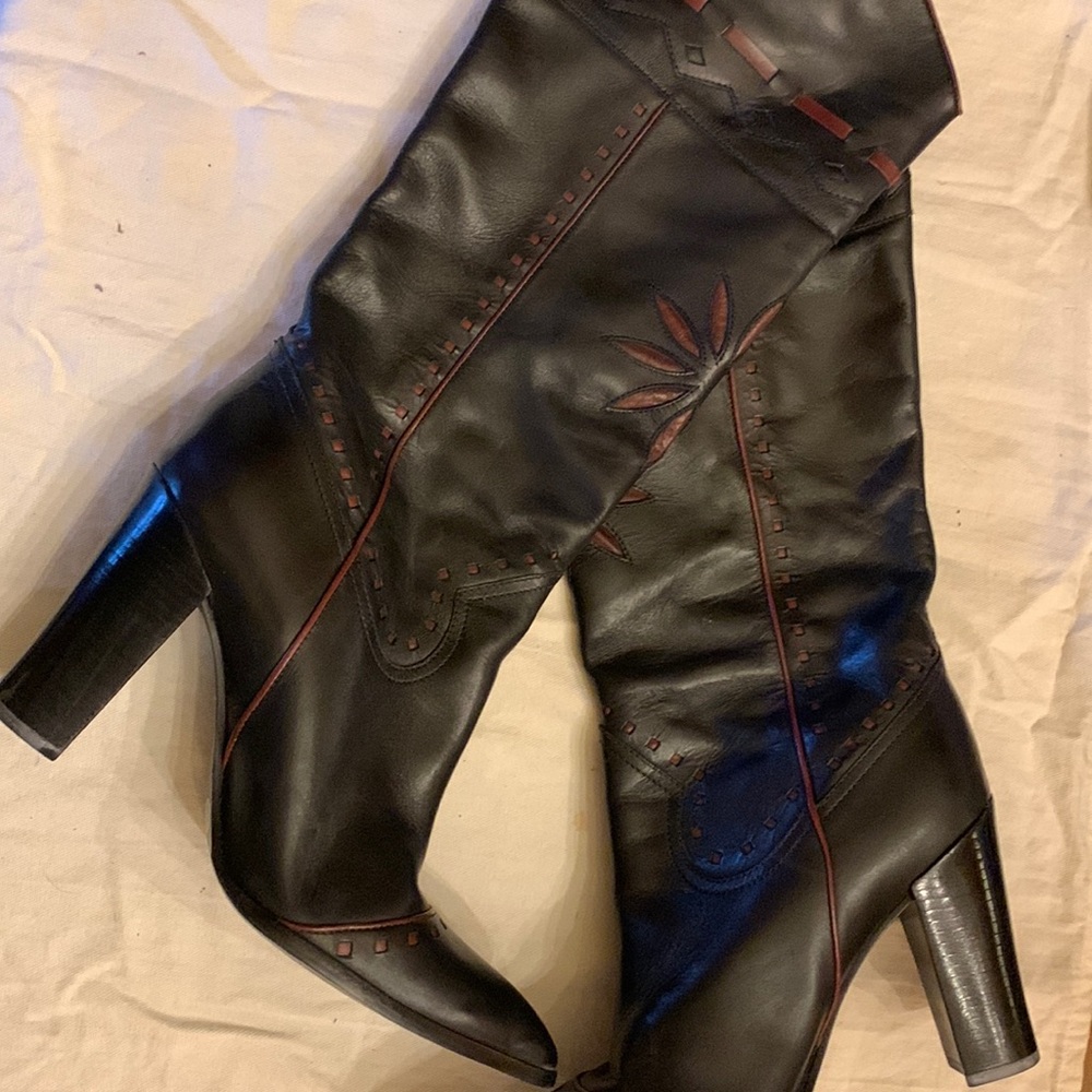 Vince Camuto black leather boots w western styling in burgundy trim sz 8.5